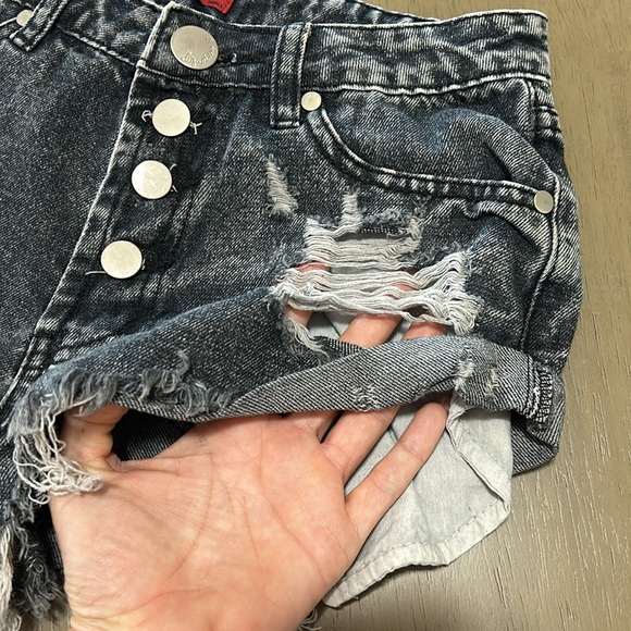 Signature tiny denim shorts - Picture 3 of 4
